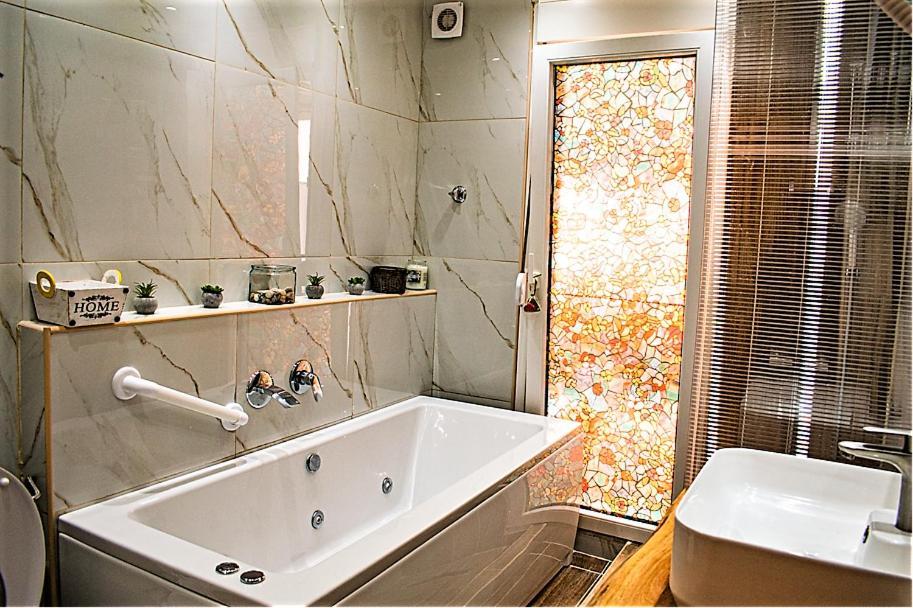Kassandrou Hot Tub-jakuzzi - 2 Bedrooms - Big Balcony - Center * Thessaloniki
